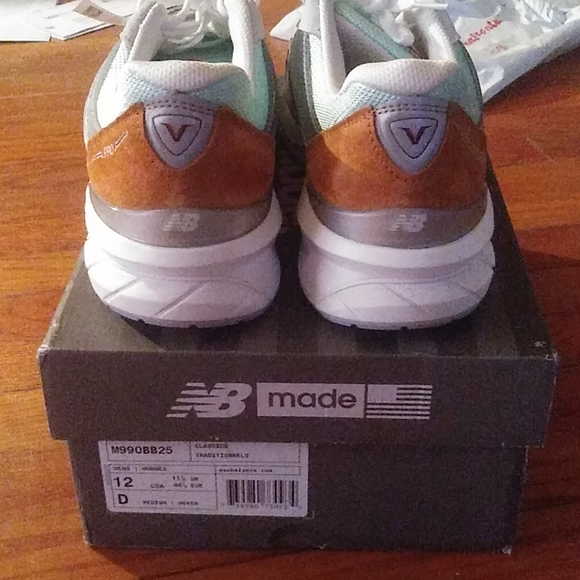 New Balance 990v5 -- Kawhi Leonard "White Gold" - Picture 2 of 4